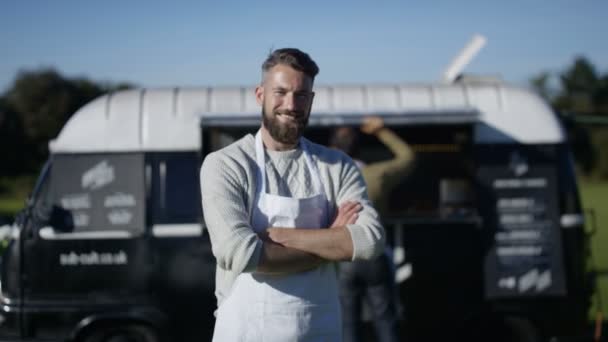 Portret Uśmiechający Się Przedsiębiorcy Sprzedawcy Uliczni Stojąc Poza Burger Van — Wideo stockowe