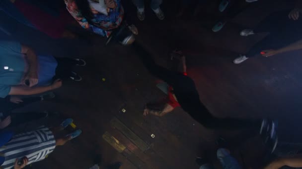 Hög Vinkel Bild Tittar Ner Ung Man Breakdancing Med Publik — Stockvideo