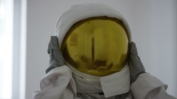 Retrato Senhora Idosa Alegre Tirando Capacete Enquanto Vestida Astronauta — Vídeo de Stock