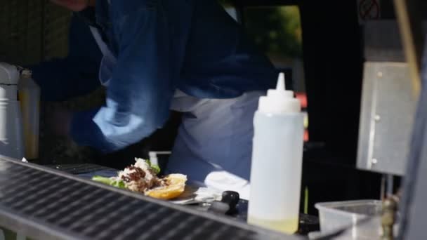 Vendedor Comida Callejera Haciendo Snack Carne Caliente Para Cliente Festival — Vídeos de Stock