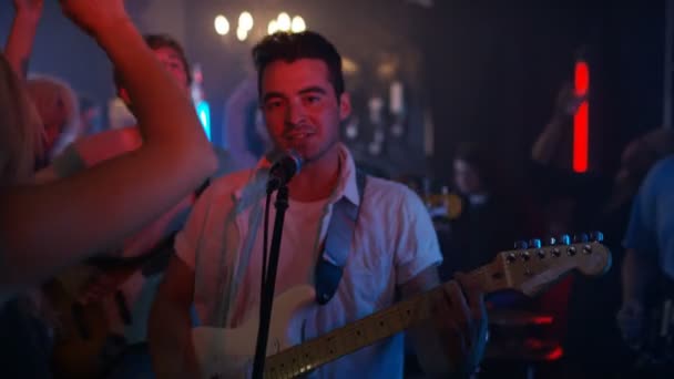 Live Band Performant Pour Les Jeunes Discothèques — Video