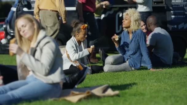 Happy Mulher Menina Conversando Comendo Fast Food Hambúrguer Van — Vídeo de Stock