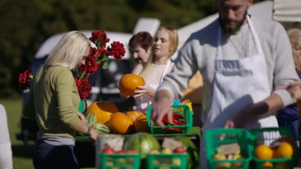 Friendly Stall Holders Selling Customers Farmers Market — Stock Video