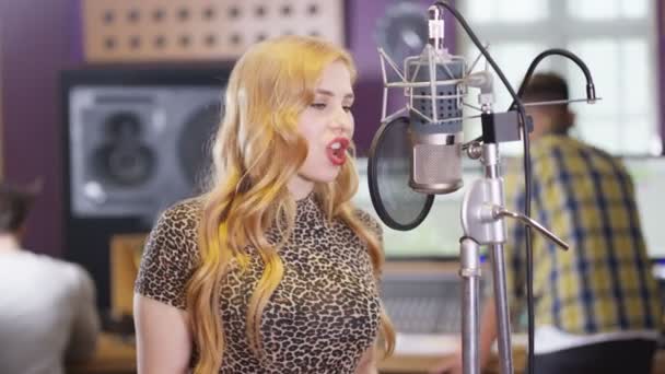 Vocalista Femenina Estudio Grabación Cantando Micrófono — Vídeos de Stock
