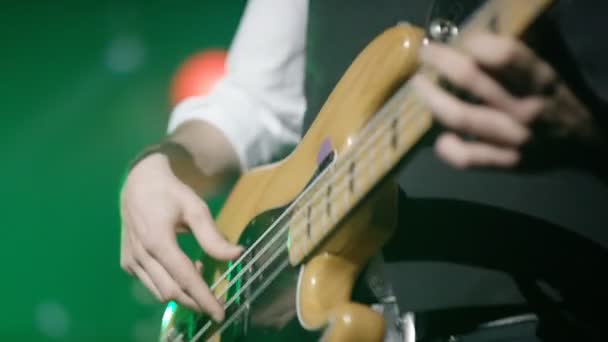 Video Der Musikband Die Song Auf Der Bühne Performt Bassist — Stockvideo