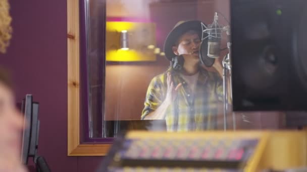 男性ボーカルのトラックをミキシングのレコーディング スタジオで プロチーム — ストック動画