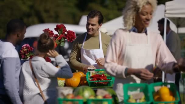 Amigável Stall Titulares Vendendo Aos Clientes Mercado Agricultores — Vídeo de Stock