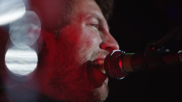 Músico Homem Cantando Vivo Palco Microfone Vídeo Câmera Lenta — Vídeo de Stock