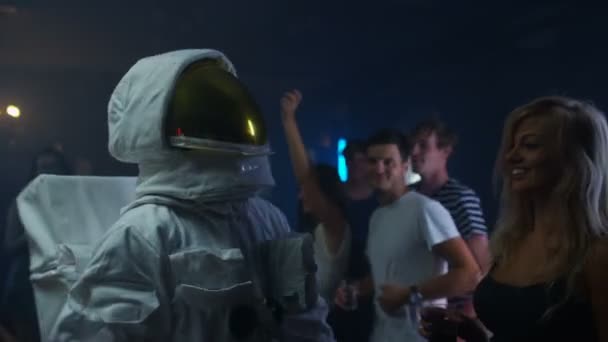 Party Crowd Dancing Club Funny Astronaut Dancing Kissing Girl — Stock Video