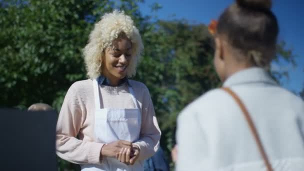 Vrolijke Vrouw Verkopen Vers Fruit Groenten Aan Klanten Markt Van — Stockvideo