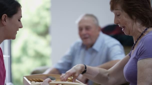 Pflegepersonal Altenheim Kümmert Sich Ältere Bewohner Und Serviert Tee Und — Stockvideo