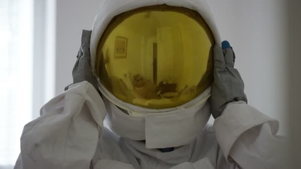 Retrato Senhora Idosa Alegre Tirando Capacete Enquanto Vestida Astronauta — Vídeo de Stock