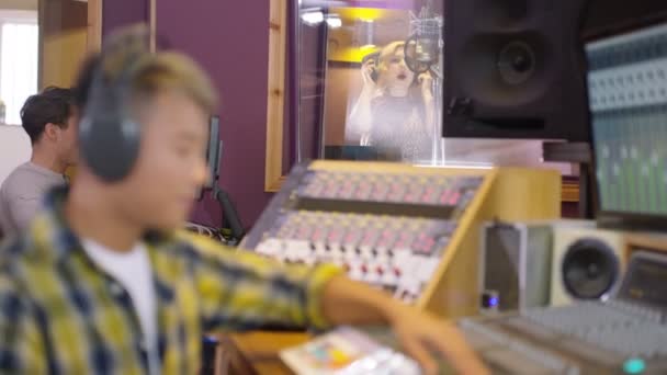 Producteur Musique Studio Enregistrement Mélangeant Une Piste Avec Une Chanteuse — Video