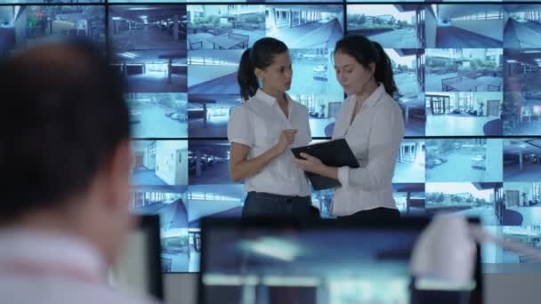 Security Officer Communicating Staff Observation Control Room — Stock Video