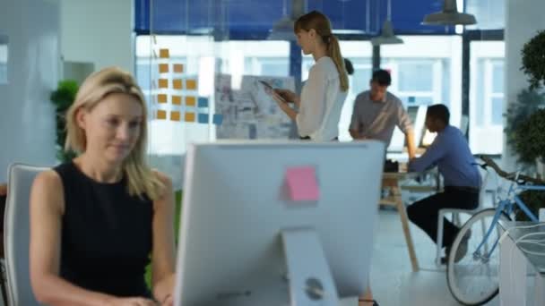 Portrait Smiling Designer Her Desk Colleagues Meeting Background — Stock Video