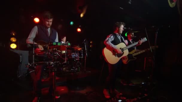 Homens Musicais Banda Tocando Palco Vídeo Câmera Lenta — Vídeo de Stock