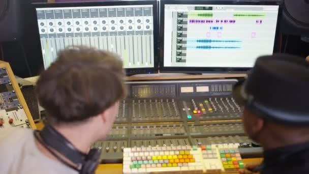 Musikproduzent Und Tontechniker Arbeiten Tonstudio Zusammen — Stockvideo