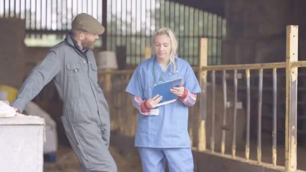 Tierarzt Gespräch Mit Landwirt Inneren Eines Landwirtschaftlichen Gebäudes — Stockvideo