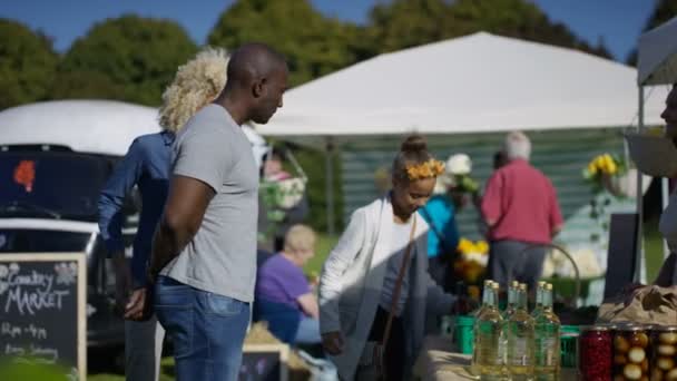 Vrolijke Moeder Dochter Winkelen Voor Vers Produceren Boerenmarkt — Stockvideo