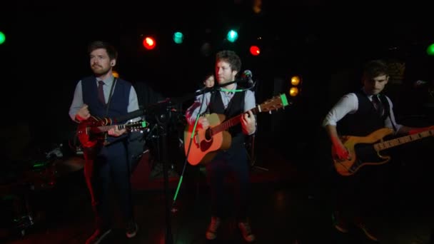 Banda Musical Que Interpreta Canción Escenario Discoteca Video Cámara Lenta — Vídeos de Stock