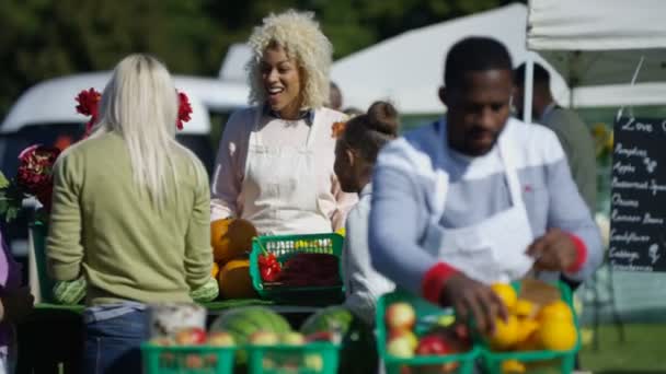 Freundliche Standbesitzer Verkaufen Frische Produkte Kunden Auf Bauernmarkt — Stockvideo