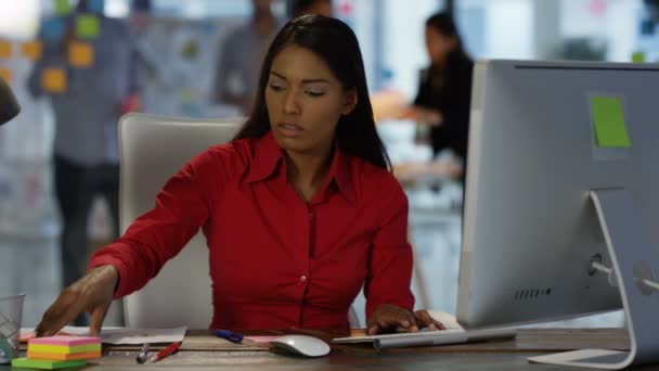 Joven Mujer Negocios Hablando Por Teléfono Celular Escritorio Con Colegas — Vídeos de Stock