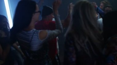 4 k mutlu parti kalabalık içme ve bir gece kulübünde dans