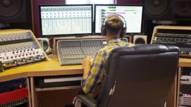 4k kayıt stüdyosu Danışma karıştırma çalışan gülümseyen ses mühendisi portresi