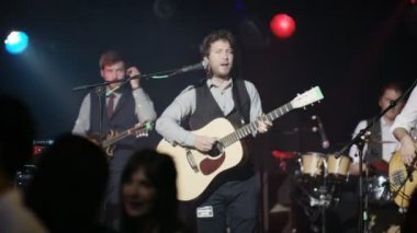 4k Band müzik etkinliğinde sahnede canlı performans sergiliyor 