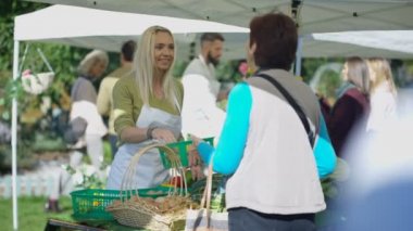 4 k neşeli kadın satan taze meyve ve sebze müşterilerine yaz Market