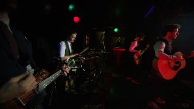 müzik grubu şarkı performans gece kulübü aşaması, 4 k video ağır çekim, balık gözü video üzerinde