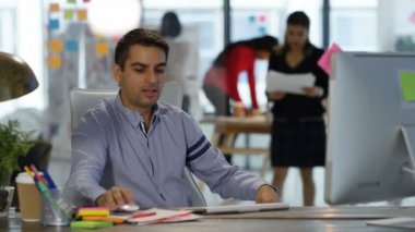 modern ofis masasında çalışan ve kadın meslektaşım konuşurken olgun işadamı.