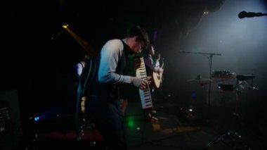 Sahne Alanı'nda Melodika oynayan adam canlı oynamaya müzisyen indie grubu