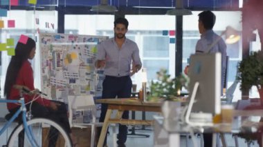 Yaratıcı tasarım ekibi modern ofis bir projede birlikte çalışma.