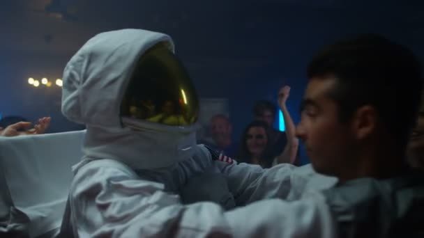 Partij Menigte Dansen Club Grappige Astronaut Dansen Een Meisje Kussen — Stockvideo