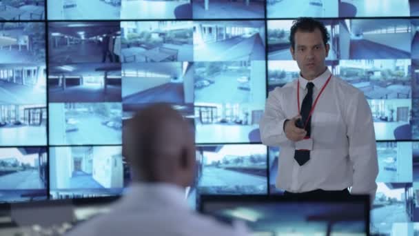 Überwachungsteam Diskutiert Kontrollraum Mit Mehreren Bildschirmen — Stockvideo