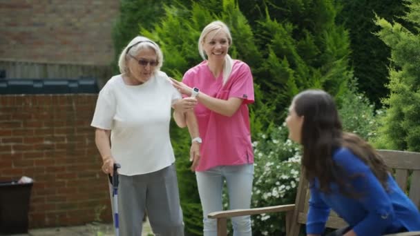 Joven Pariente Visitando Señora Mayor Jardín Del Hogar Ancianos — Vídeos de Stock