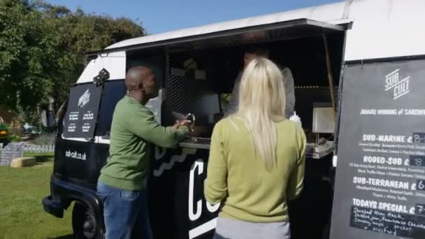 Vendedor Comida Alegre Hamburguesa Van Servir Los Clientes Evento Comunidad — Vídeos de Stock