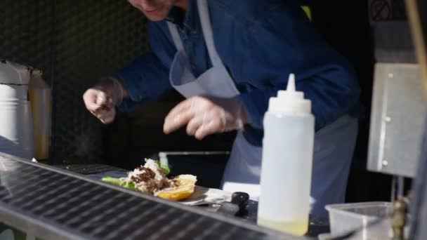 Street Vendedor Alimentos Fazendo Lanche Carne Quente Para Cliente Festival — Vídeo de Stock