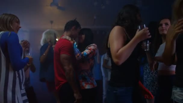Party Multidão Dançando Clube Casal Chegando Perto Pista Dança — Vídeo de Stock