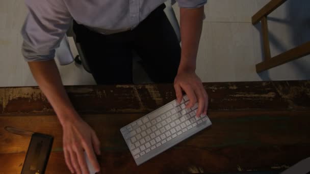 Aşağı Onun Masasında Bilgisayarda Çalışan Office Tasarımcısında Seyir Yüksek Açılı — Stok video