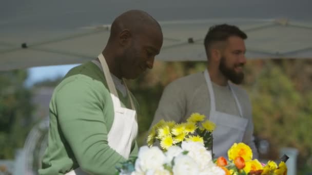 Vänliga Stall Innehavare Säljer Blommor Till Kunderna Jordbrukarna Marknaden — Stockvideo