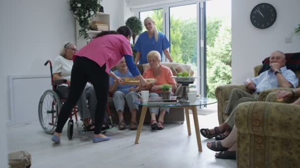 Personal Cuidado Casa Retiro Cuidando Los Residentes Mayores Sirviendo Galletas — Vídeo de stock