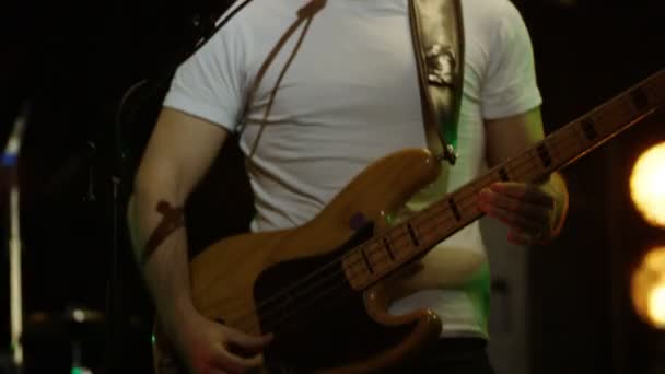 베이스 기타리스트 마이크에 노래와 슬로우 비디오에서 라이브 — 비디오