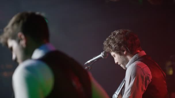 Band Live Auf Der Bühne Bei Musikveranstaltung — Stockvideo