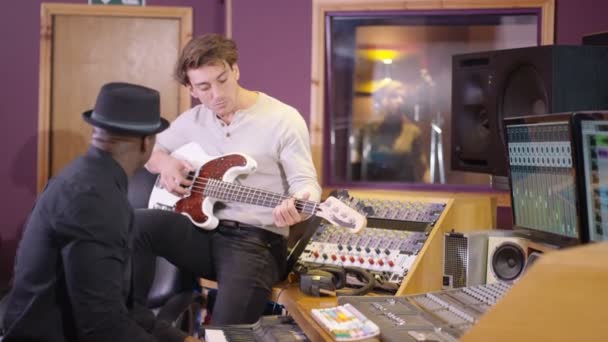 Fiatal Rock Együttes Felvétel Egy Pályán Stúdióban Zenei Producer — Stock videók