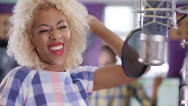 Vocalista Femenina Feliz Estudio Grabación Cantando Micrófono — Vídeo de stock