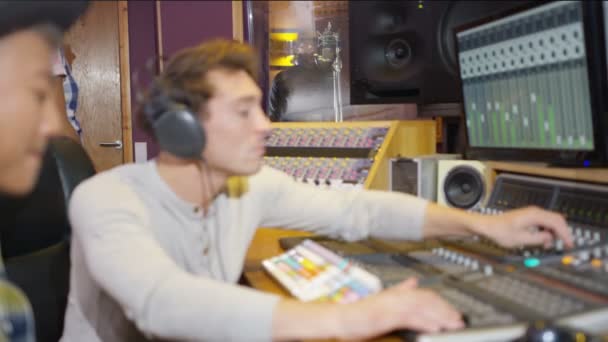Équipe Professionnelle Studio Enregistrement Mélangeant Une Piste Avec Chanteur Masculin — Video