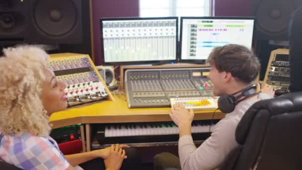 Equipo Profesional Estudio Grabación Mezclando Una Pista Con Una Vocalista — Vídeo de stock
