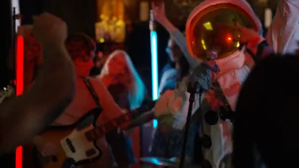 Band Spelen Live Muziekevenement Grappige Astronaut Onderhoudend Menigte — Stockvideo